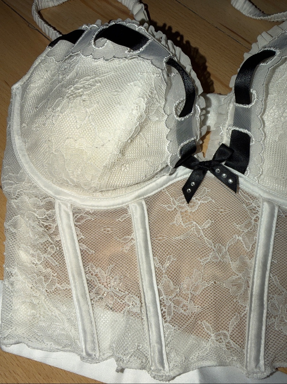 La SENZA White Lace Bustier & Lace Skirt Set with Black Ribbon Detail - Picture 5 of 13